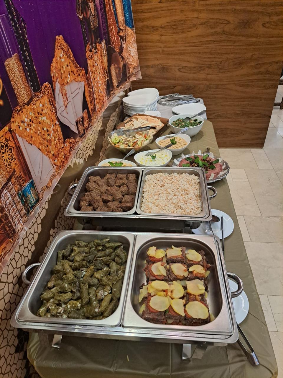 Chafing dishes com kibe assado, arroz sírio, charutos de folha de uva e kafta de bandeja