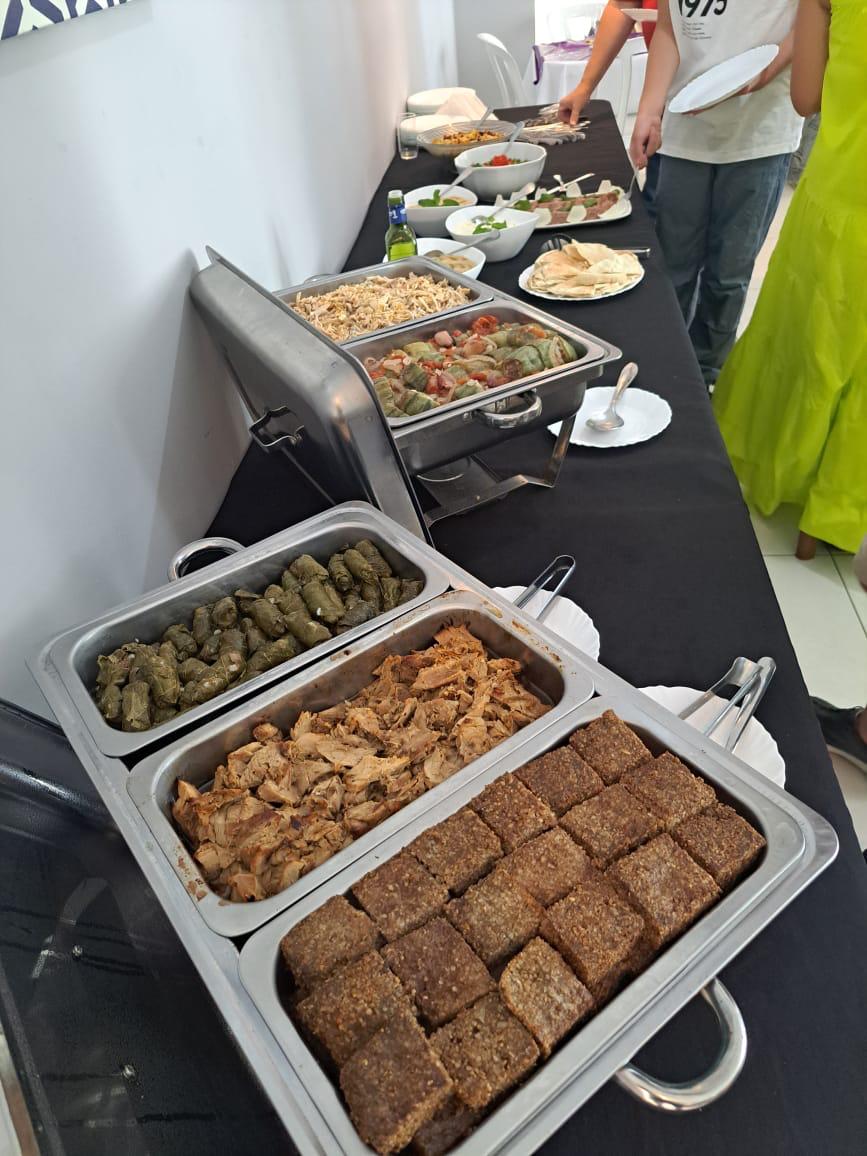 Chafing dish com charutos de folha de uva, frango desfiado e kibe assado