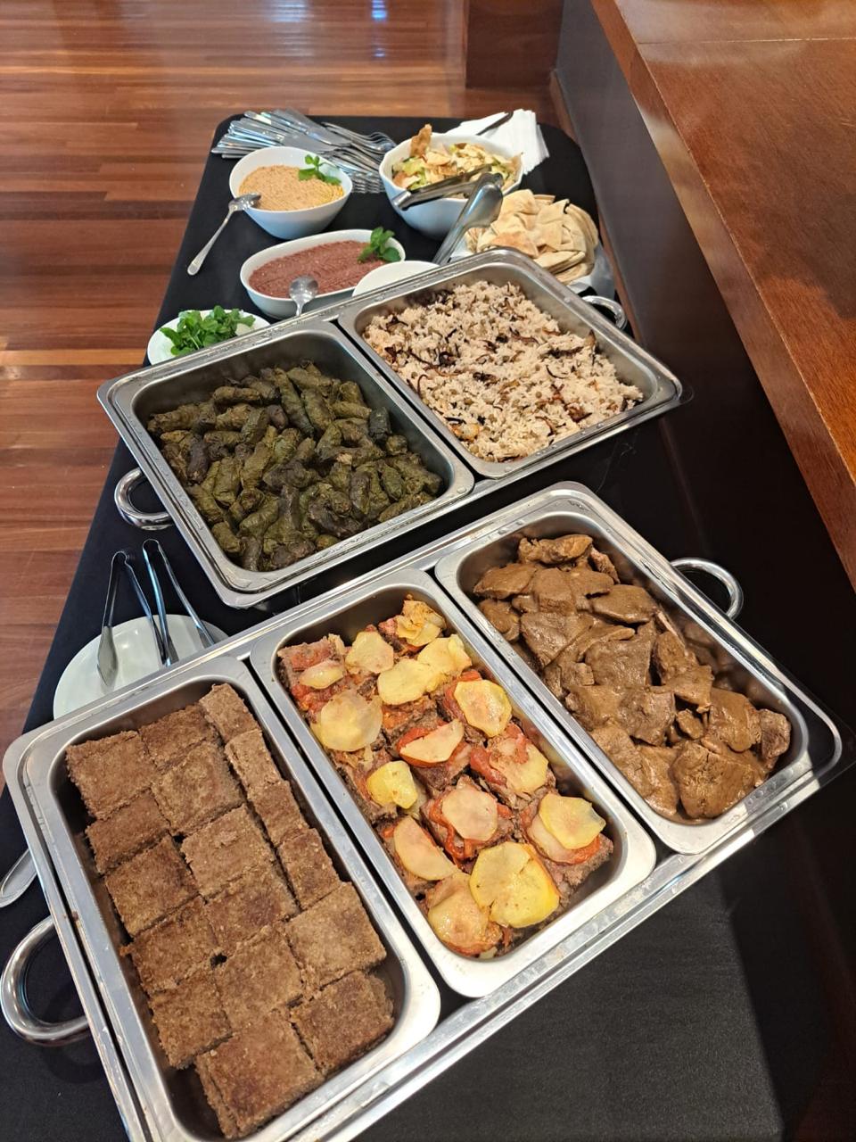 Charutos de folha de uva, arroz com lentilhas, kibe assado e kafta de bandeja